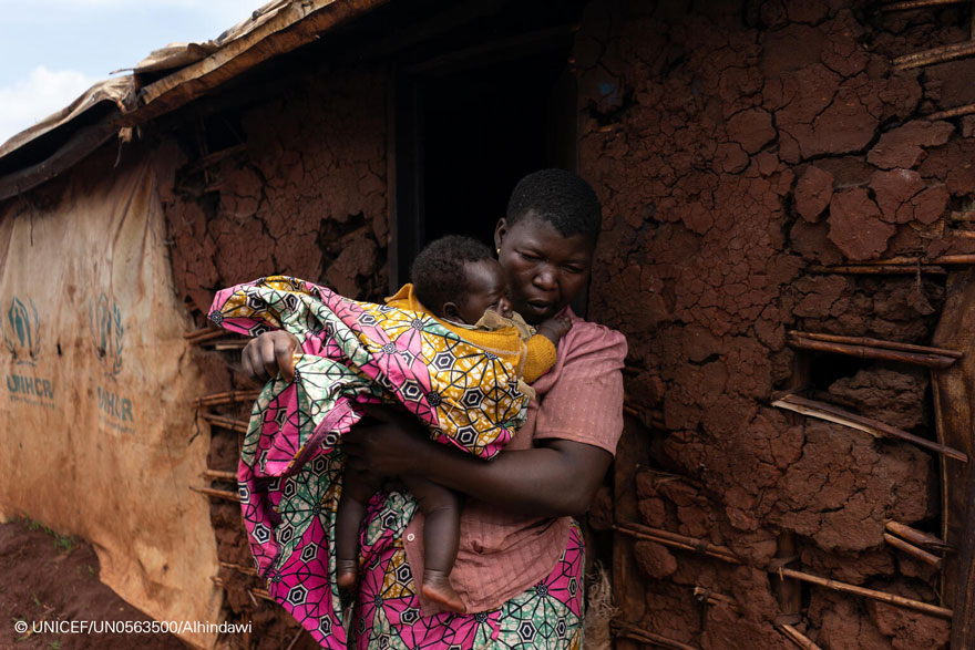 Una mujer sostiene en sus brazos a un bebé en el campamento de Rhoe, en la República Democrática del Congo