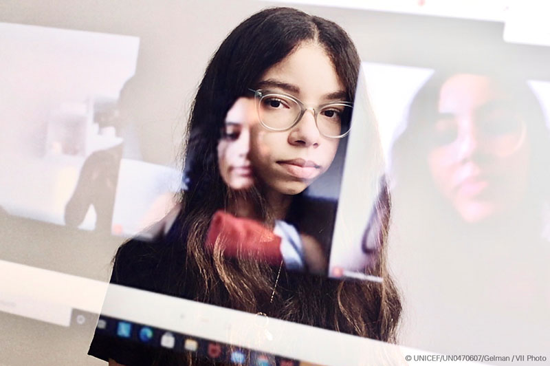 Una adolescente tiene una videollamada con algunas amigas