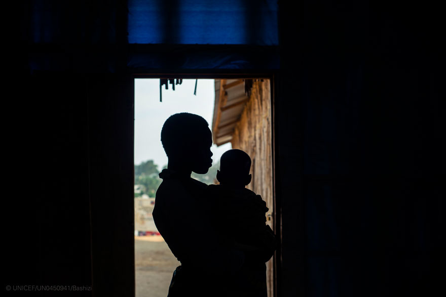 una madre con su bebé en el campamento de desplazados de Kigonze, en RDC