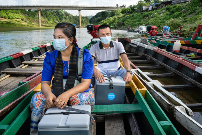 Traslado de vacunas en bote hacia zonas remotas de Bangladesh.