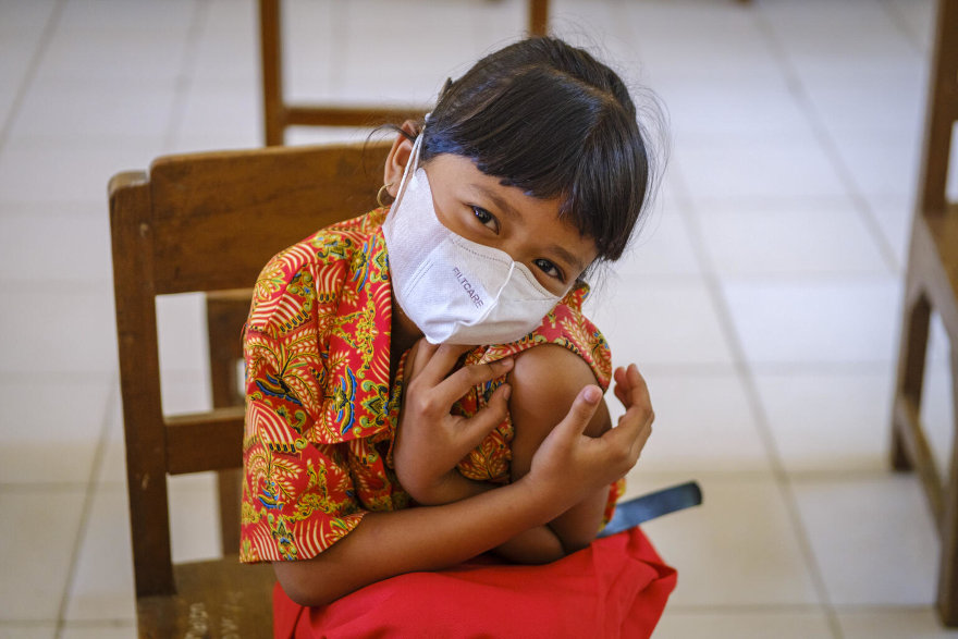 Niños y niñas en Indonesia se vacunan contra el sarampión.