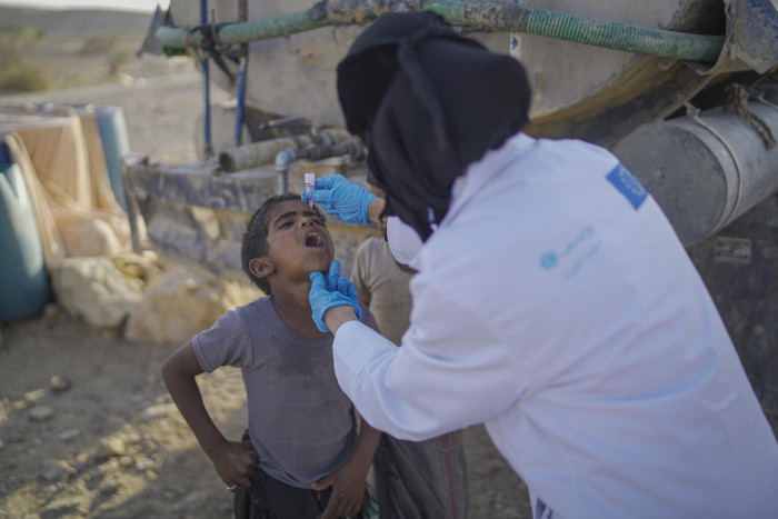 Un niño recibe la vacuna contra la polio en Yemen.