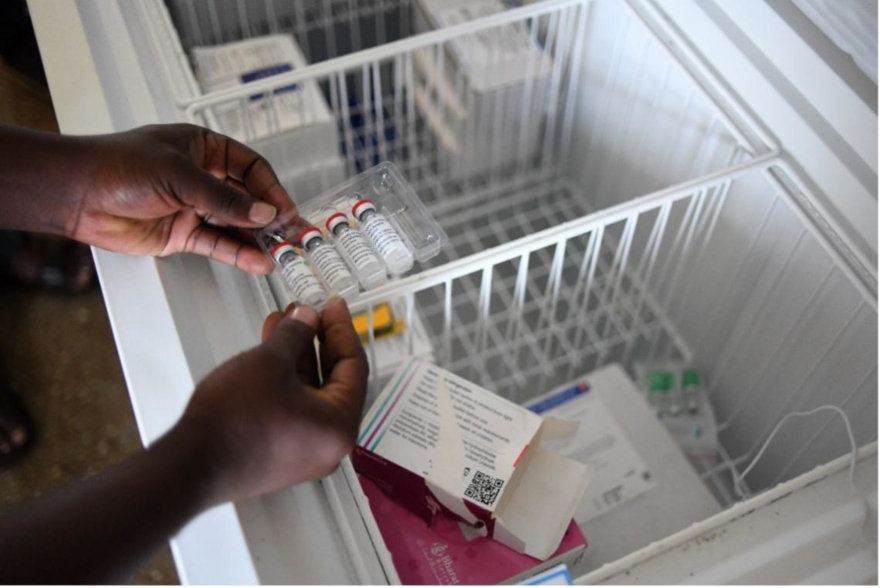 Vacunas conservadas en la cadena de frío en Ghana.