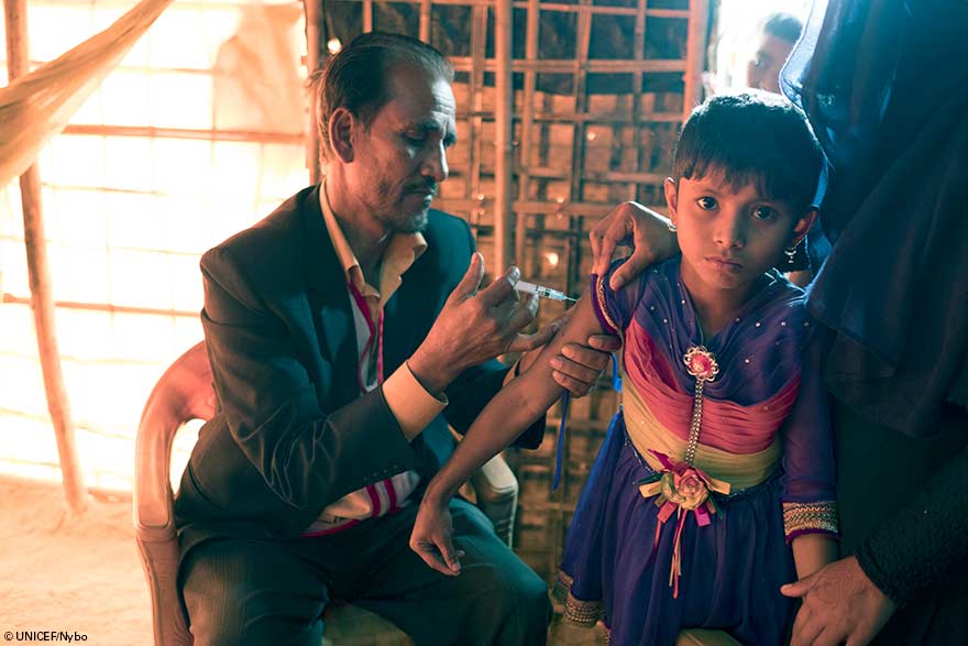 Niño rohingya siendo vacunado