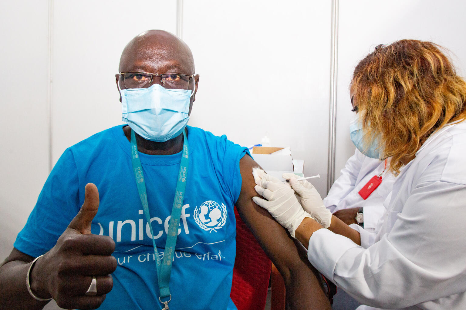 Un trabajador de UNICEF vacunado contra la COVID-19