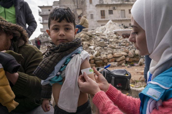 Valoración del estado de nutrición de un niño sirio después de los terremotos. 
