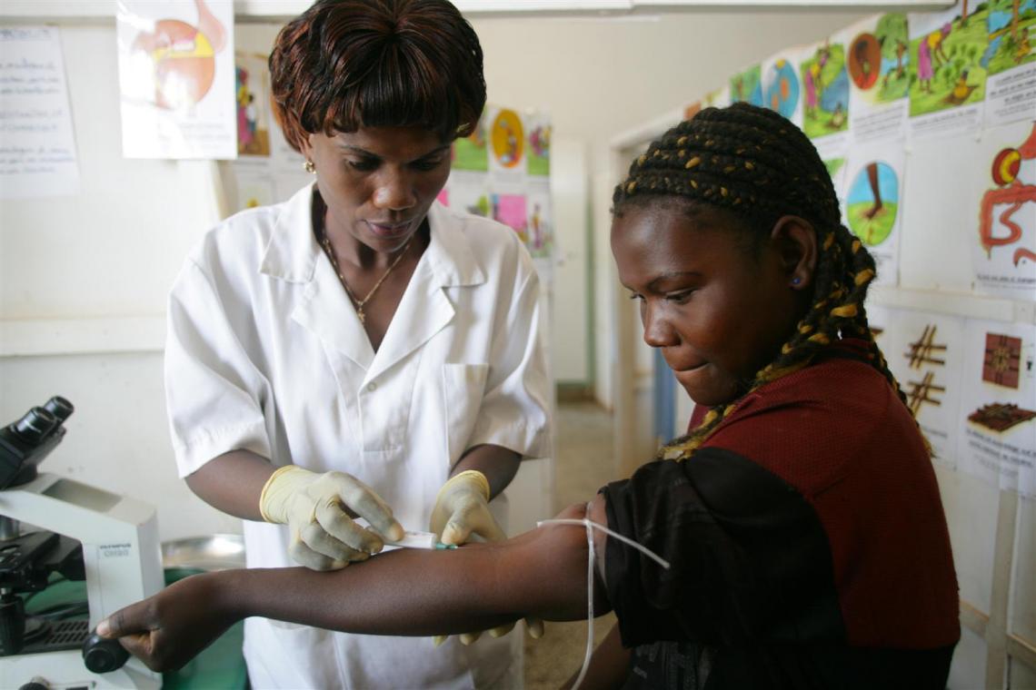 República Democrática del Congo, 2005: Un trabajador sanitario extrae sangre para una prueba de VIH en un centro de salud en el que UNICEF apoya programas de prevención de la transmisión de madre a hijo.