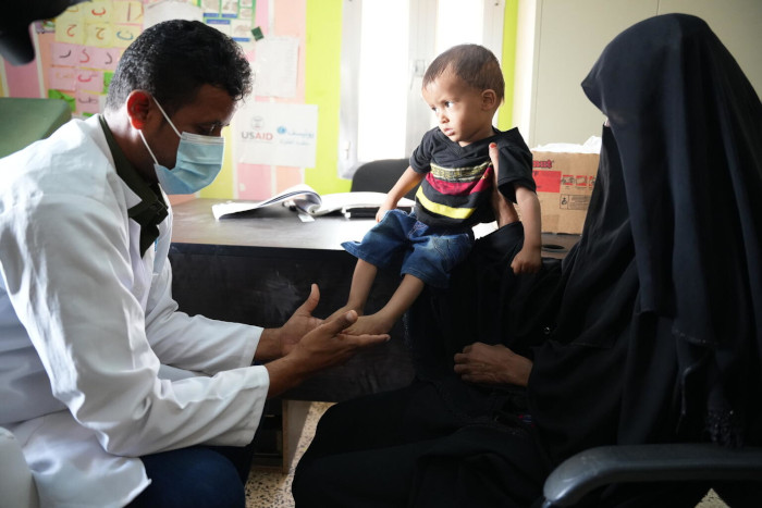 Control de la desnutrición en un centro en Yemen apoyado por UNICEF. 