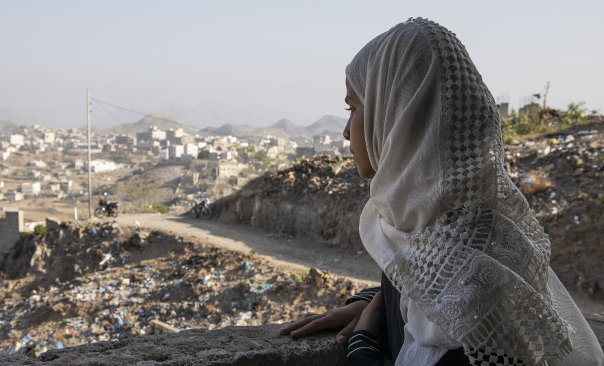 En Yemen una niña observa la devastación que ha dejado el conflicto. 