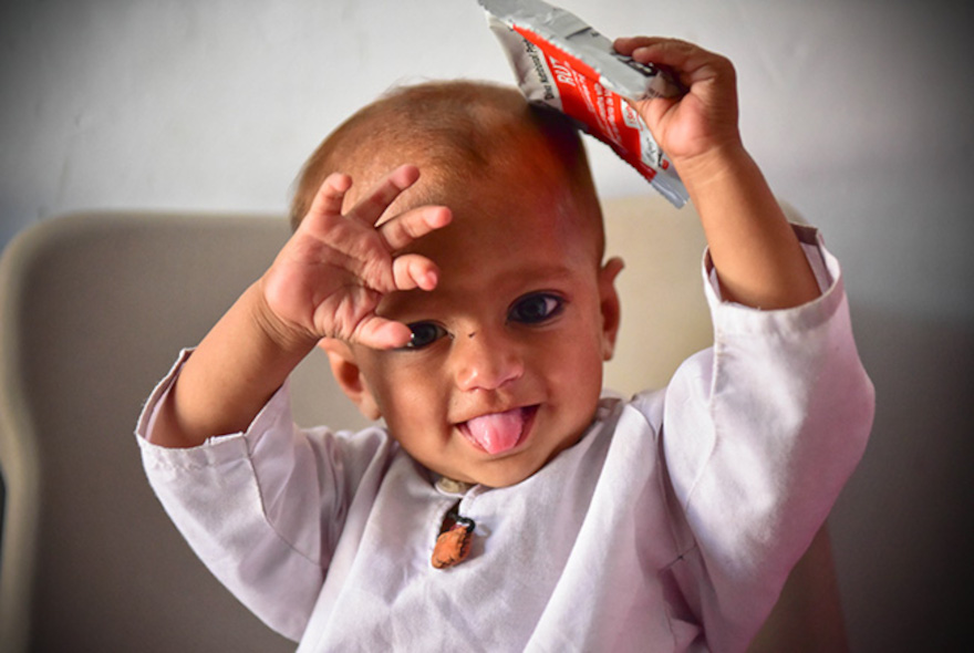 Younas se recupera de la desnutrición en Pakistán.