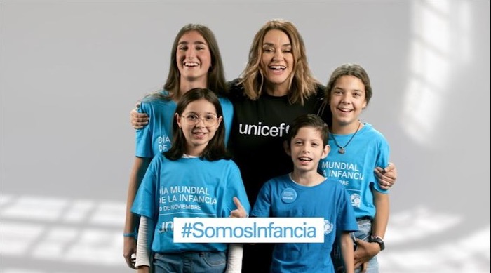 La presentadora de Canal Sur Toñi Moreno, junto a un grupo de niños y niñas