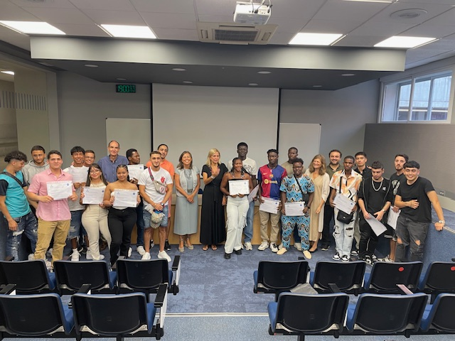 Jóvenes GenU recibiendo diplomas