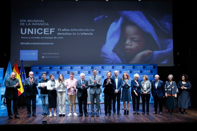 Foto familia libro 75 años UNICEF