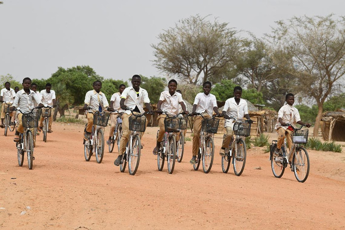 Niños van a la escuela con las bicicletas proporcionadas por UNICEF.