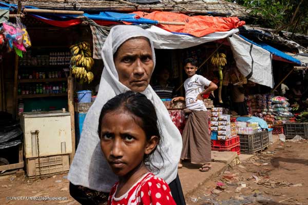 El 16 de julio de 2024, un bazar abarrotado en los campos de refugiados rohingya de Cox's Bazar, Bangladesh