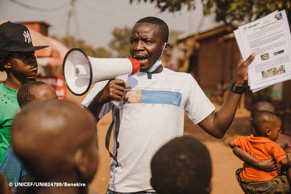 Un agente comunitario difunde información sobre el brote de mpox a su comunidad en República Democrática del Congo
