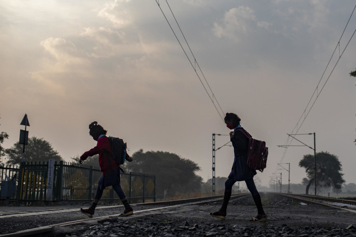 Niños caminan hacia la escuela.