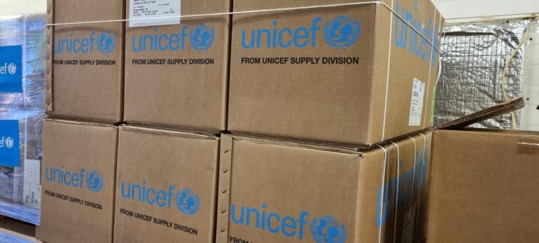 El primer envío de ayuda humanitaria de UNICEF llega a Ucrania mientras el conflicto se intensifica