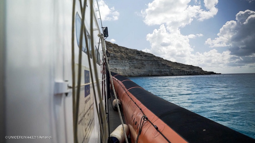 Aparece una niña flotando sola en el mar tras un naufragio en el Mediterráneo en el que se cree que otras 44 personas migrantes han muerto ahogadas