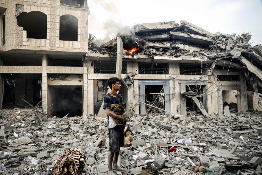 En el corazón de la devastación del barrio de Tal al-Hawa, en la ciudad de Gaza, Karim, de 15 años, contempla su barrio destruido mientras abraza a su gato.