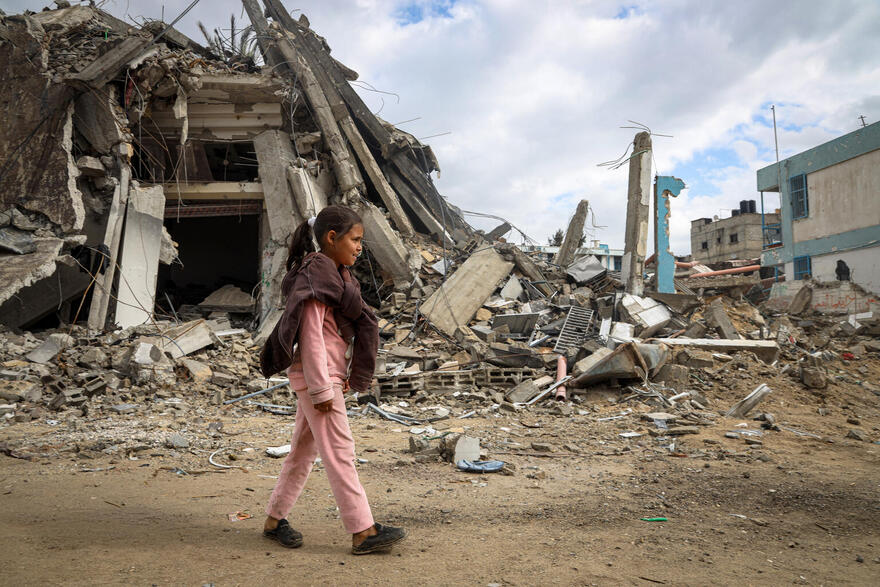 Sama, de 10 años, camina entre los escombros de su barrio destruido en Khan Younis, al sur de la Franja de Gaza.