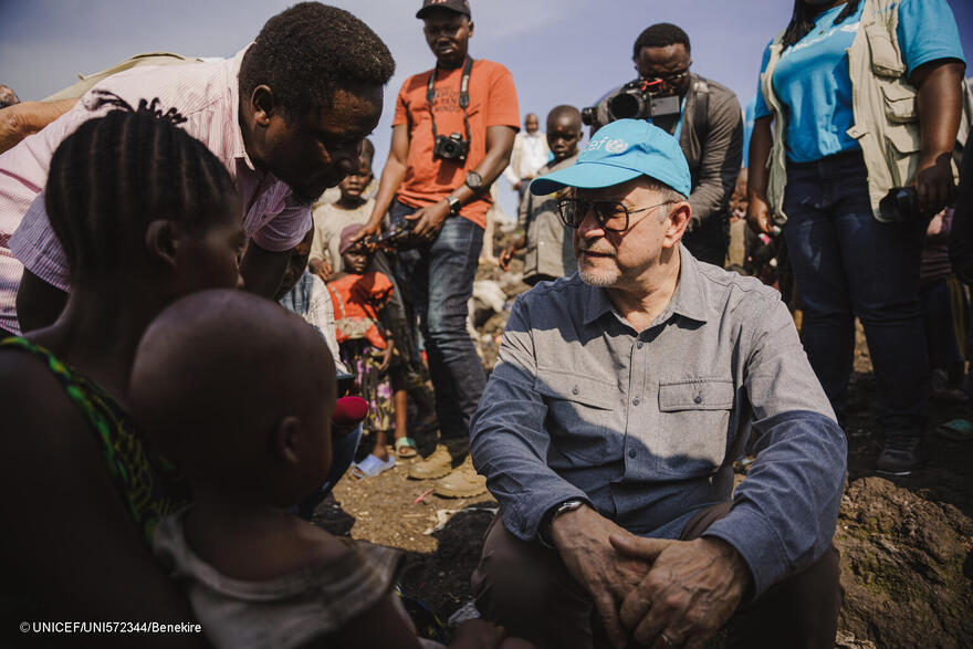 Ted Chaiban, Director Ejecutivo Adjunto de Acción Humanitaria y Operaciones de Suministro de UNICEF, habla con la madre de Yoasse en el emplazamiento de desplazados internos de Lushagala, cerca de Goma, provincia de Kivu del Norte, RD del Congo, el 7 de mayo de 2024.