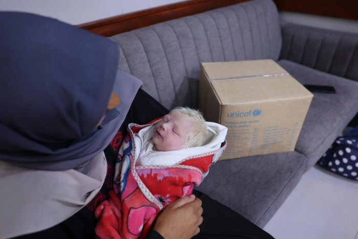 UNICEF distribuye suministros a las madres en Gaza.