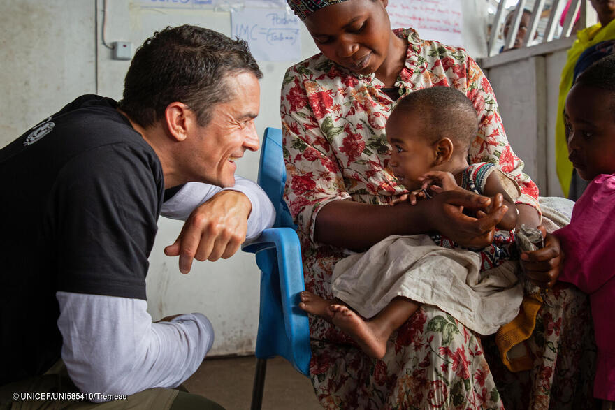 El 1 de junio de 2024, Orlando Bloom, Embajador de Buena Voluntad de UNICEF, saluda a un niño durante una visita al centro Bushagara para desplazados internos en las afueras de Goma, al este de la República Democrática del Congo..