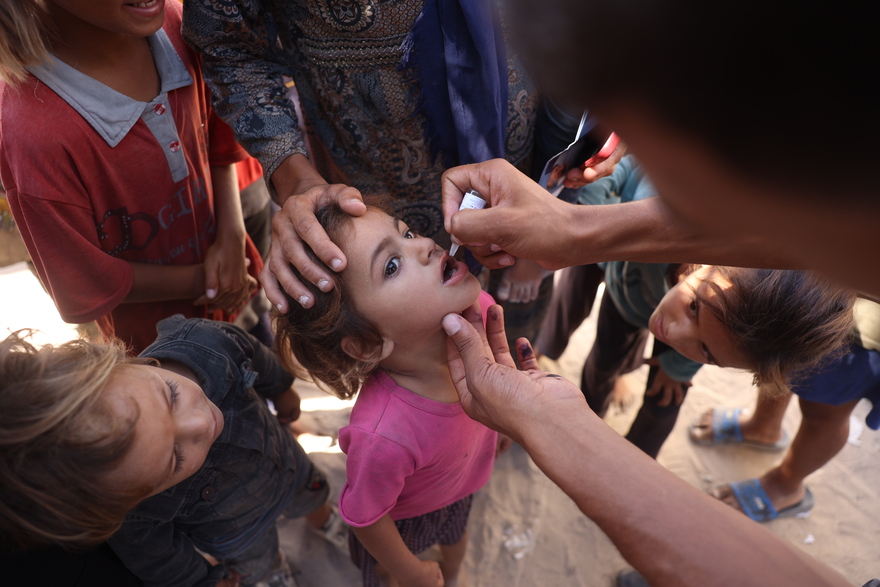 Niños reciben vacunas contra la polio en un dispensario de Khan Younis, en el sur de la Franja de Gaza.