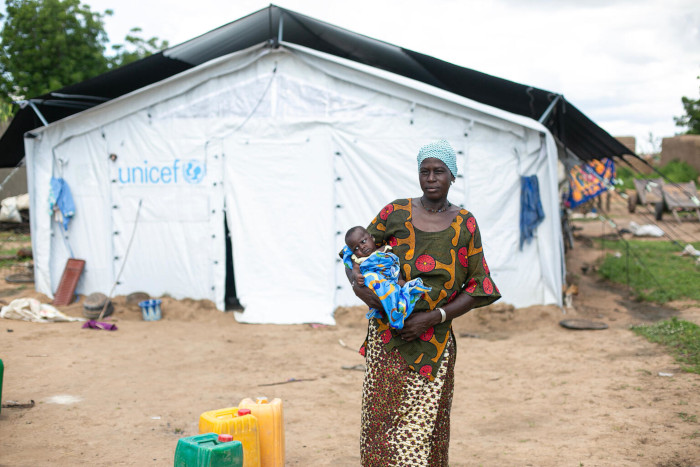Madre y su bebé afectados por las inundaciones en África.