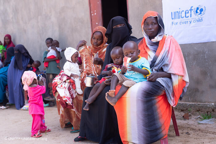 En el centro de salud de Elhmedia, en Rokoro (Darfur Central), se examina a los niños en busca de desnutrición y se les proporciona tratamiento.
