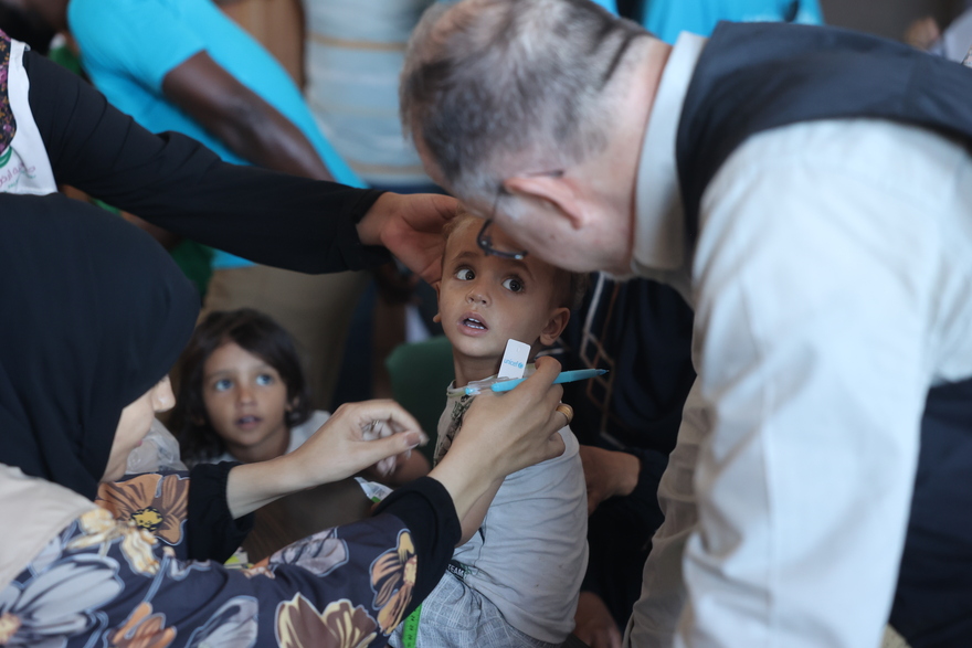 Ted Chaiban, director ejecutivo adjunto en la escuela Jarar Al Qdwa de Khan Yunis, en el sur de la Franja de Gaza, donde visitó el punto médico especializado en desnutrición.