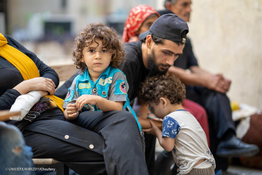 Amir, de 4 años, desplazado del sur del Líbano. Está con su familia en la universidad libanesa de Beirut convertida en refugio.