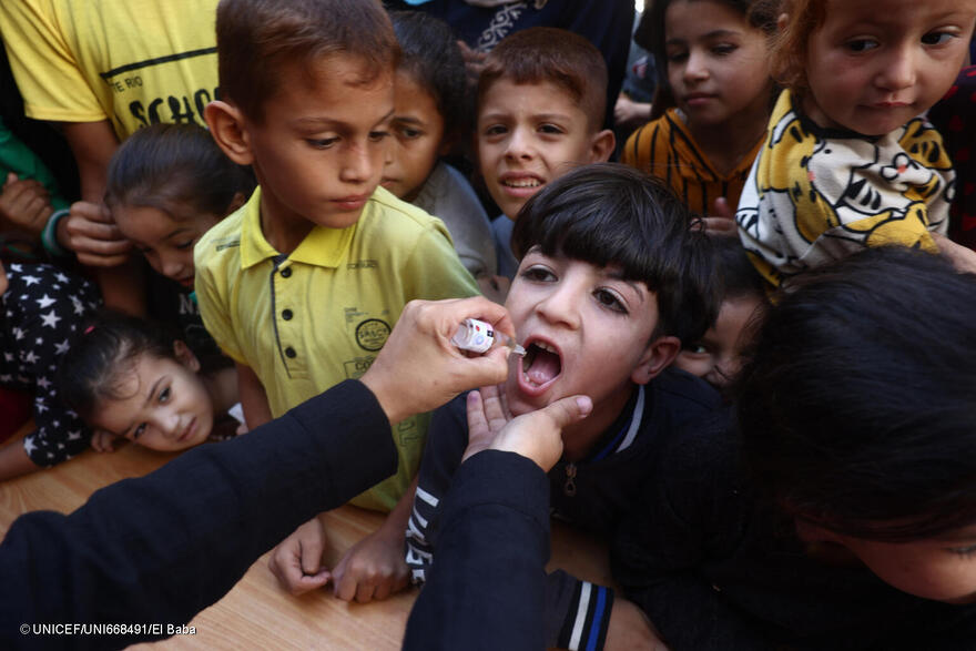 Niños y niñas reciben la vacuna contra la polio en Gaza