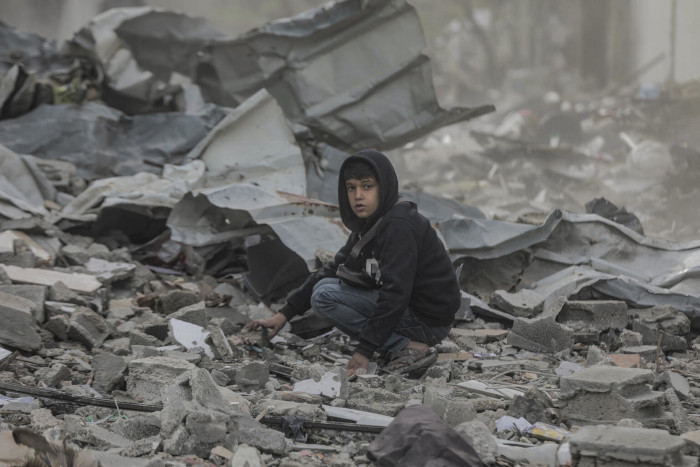 Gaza: un millón de niños sin ayuda hace más de un mes