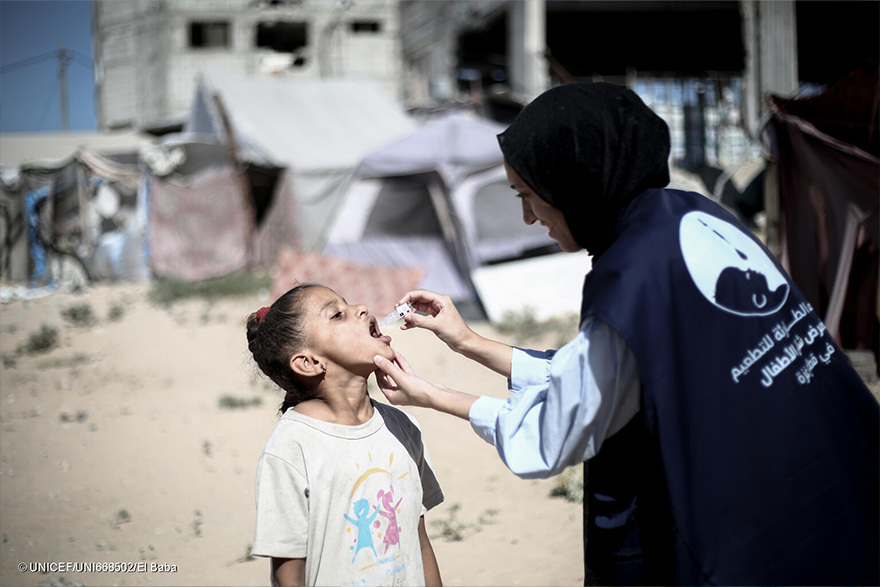 Un niño recibe la vacuna de la polio en Gaza