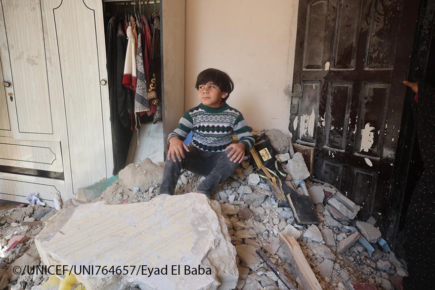 Emergencias: niño en su casa destruida por bombardeos de Israel en Gaza