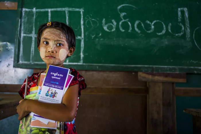 Una niña vuelve a clase después del terremoto de Myanmar.