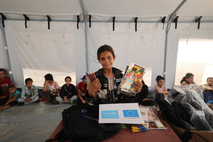 Niños de Gaza continúan su aprendizaje en espacios temporales.