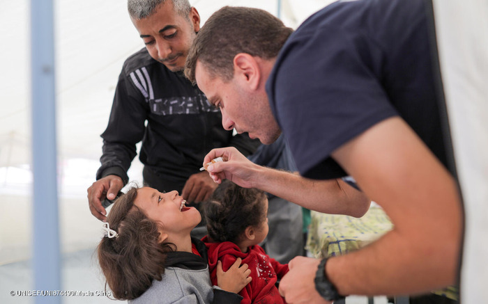 Una niña recibe la segunda dosis de la vacuna de la polio en Gaza