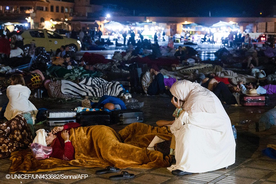 Personas afectadas por el terremoto en las calles de Marruecos durante las primeras horas posteriores al terremoto