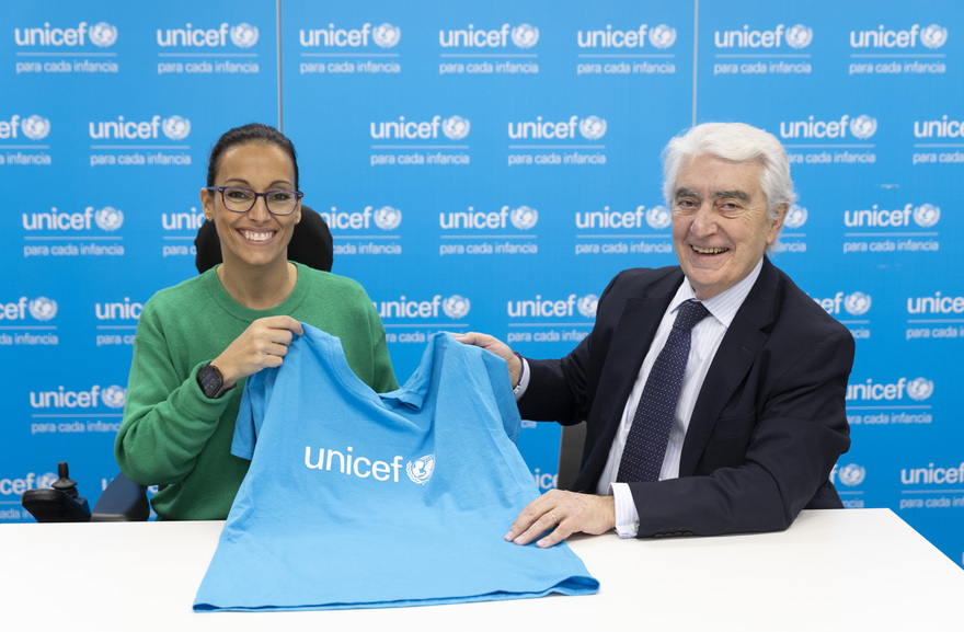 Teresa Perales recibiendo la camiseta de Embajadora de UNICEF de manos de su presidente