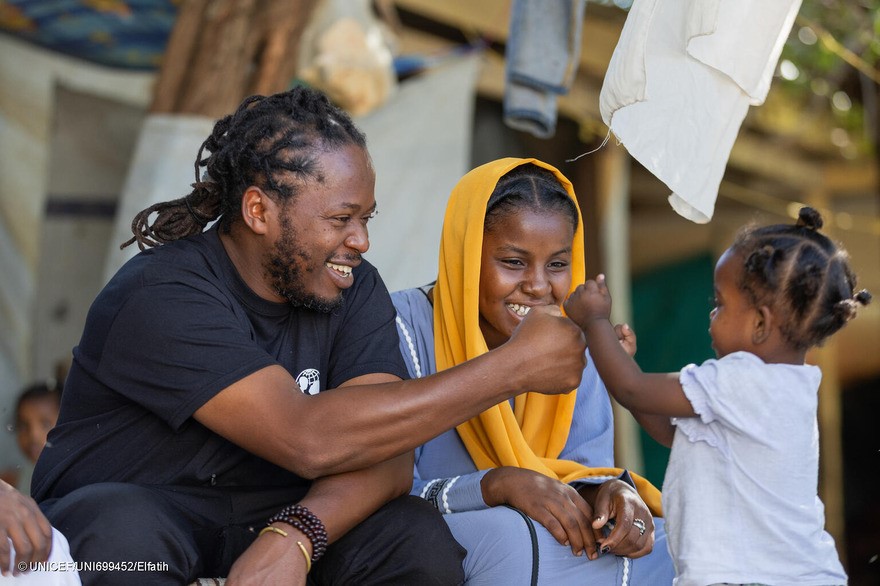 Ishmael Beah durante su visita a Sudán