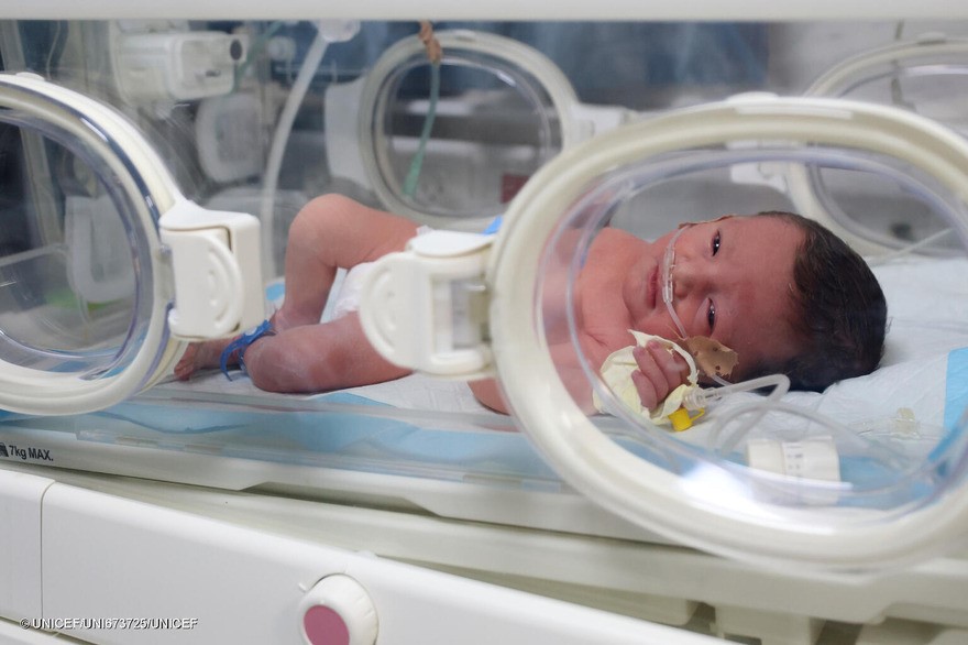 Un recién nacido en uno de los hospitales que apoya UNICEF en la Franja de Gaza