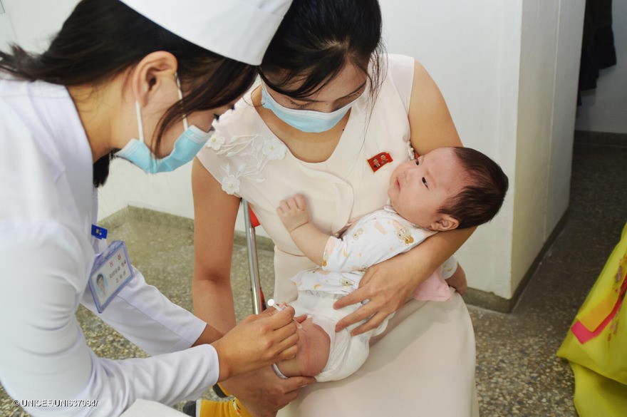 Imagen tomada en un hospital de Pyongyang al inicio de la campaña de vacunación