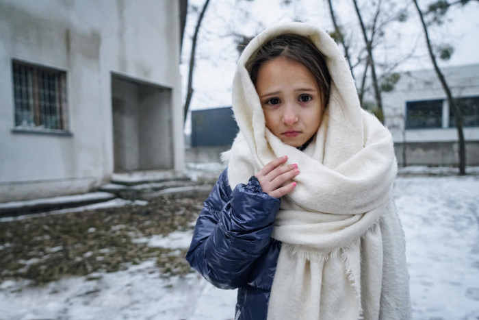 Eva, de 8 años, en el duro invierno de Ucrania.