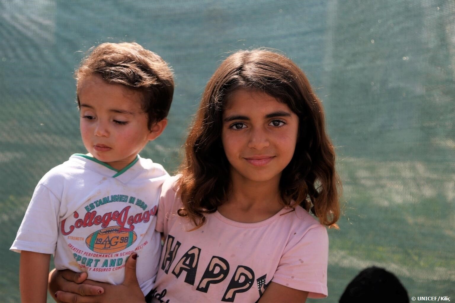 Dos niños desplazados por el terremoto de Turquía
