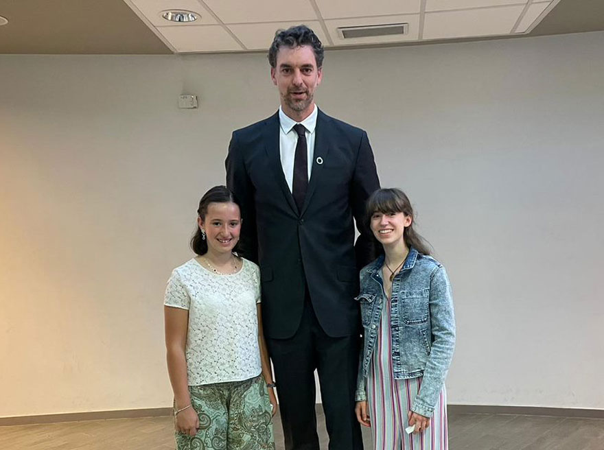 Pau Gasol (centro), Ana (derecha) y Celia (izquierda) durante el acto