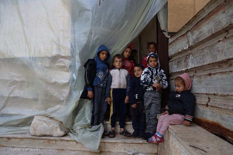Niños y niñas desplazados posan para una fotografía en el centro de acogida situado en el interior de la Universidad Al-Aqsa, en la Franja de Gaza.