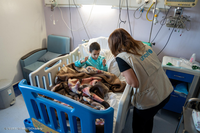Una trabajadora de UNICEF junto a Sawsan, un niño de 6 años que se recupera en un hospital de Líbano de las graves heridas causadas por los bombardeos. La foto fue tomada por Fouad Choufany el jueves 14 de octubre de 2024 en Beqaa.